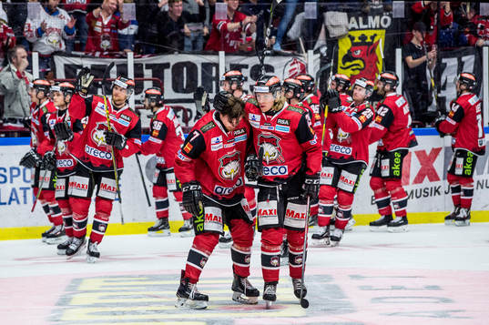 Malmö Redhawks Marcus Björk och Marcus Sylvegård jublar
