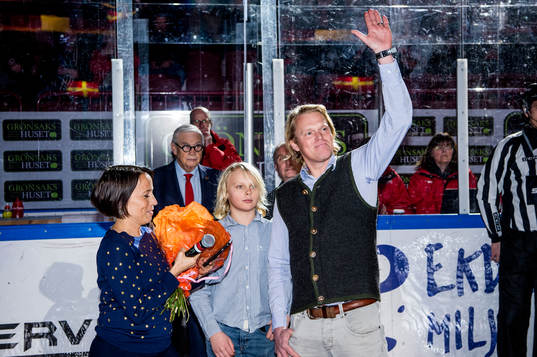Sydsvenskans chefredaktör Pia Rehnquist delar ut