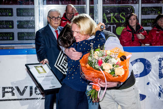 Sydsvenskans chefredaktör Pia Rehnquist delar ut