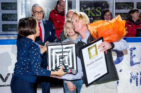Sydsvenskans chefredaktör Pia Rehnquist delar ut