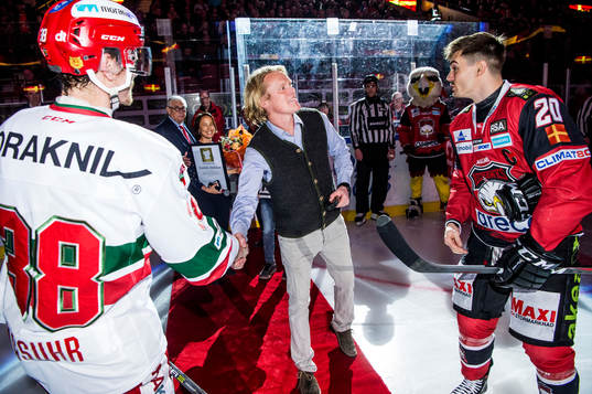 Ryttaren Fredrik Jönsson släpper matchpucken till Moras