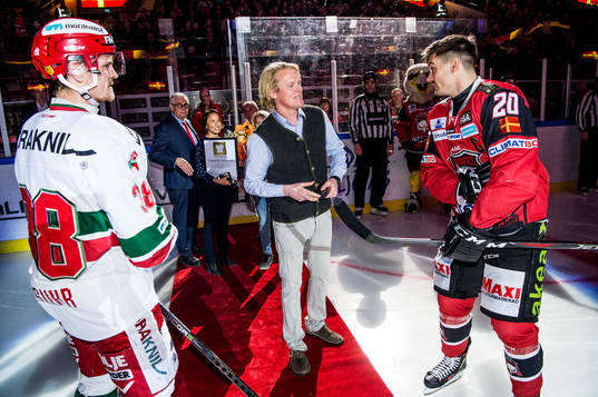 Ryttaren Fredrik Jönsson släpper matchpucken till Moras