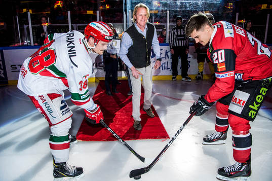 Ryttaren Fredrik Jönsson släpper matchpucken till Moras