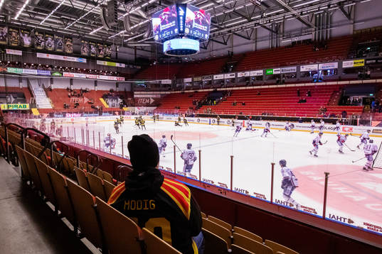 En Brynässupporter följer uppvärmningen