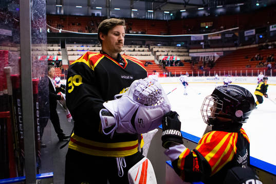 Brynäs målvakt Joacim Eriksson hälsar på unga