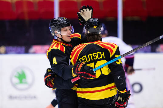 Brynäs Adam Deutsch jublar med Niclas Lundgren