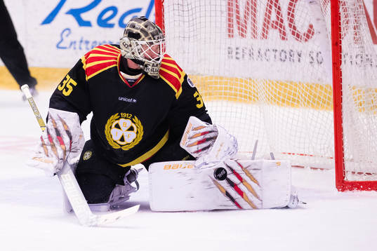 Brynäs målvakt David Rautio med en räddning