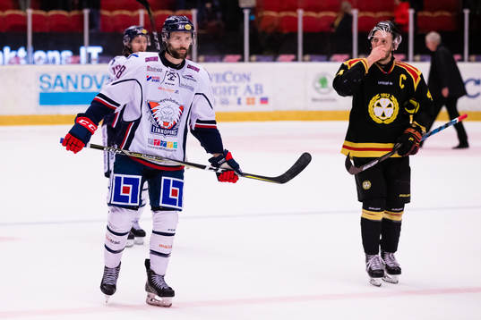 Linköpings Emil Kristensen deppar bredvid Brynäs Jacob
