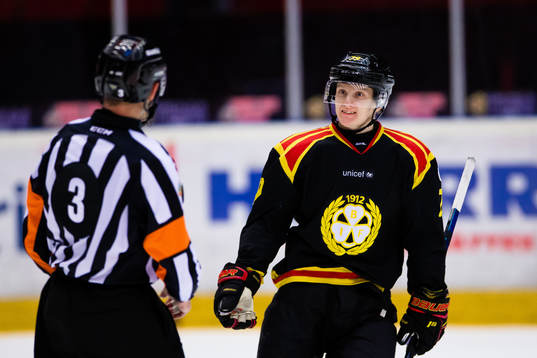 Brynäs Daniel Mannberg i diskussion med Domare Linus