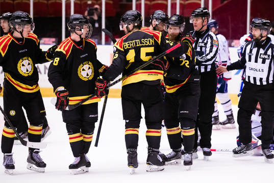 Brynäs Joachim Rohdin jublar med lagkamrater