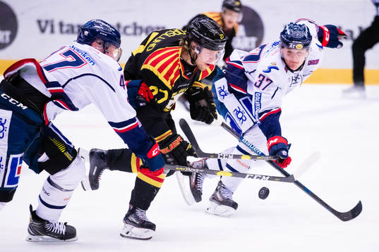 Brynäs Emil Forslund i kamp om pucken Linköpings Anton