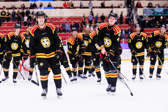 Brynäs Adam Deutsch jublar med Niclas Lundgren och