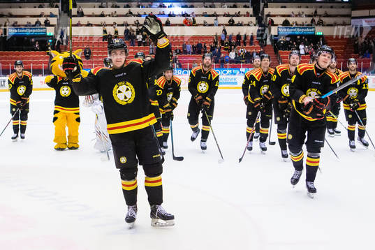 Brynäs Adam Deutsch jublar med Niclas Lundgren och