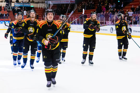 Brynäs Niclas Lundgren jublar med lagkamrater