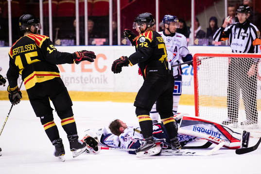 Brynäs Joachim Rohdin jublar med Simon Bertilsson framför