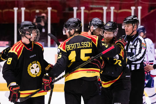 Brynäs Joachim Rohdin jublar med lagkamrater