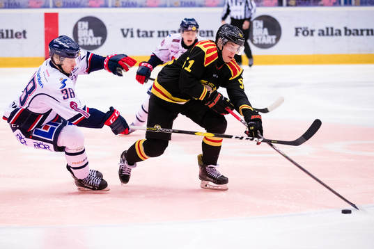 Brynäs Tomi Sallinen i kamp om pucken Linköpings Johan
