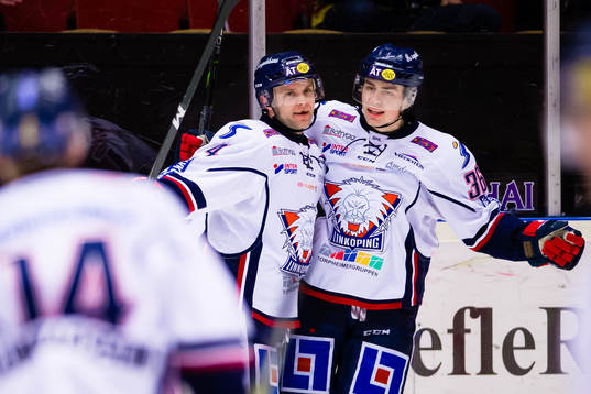 Linköpings Chad Billins (v) jublar med Filip Karlsson