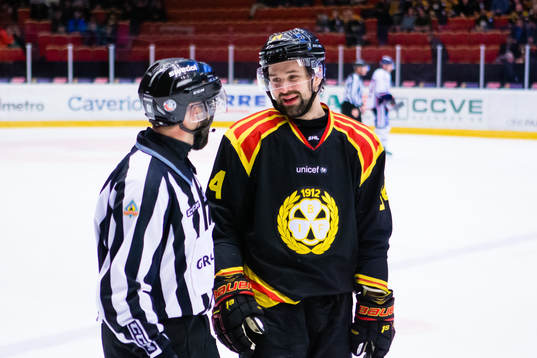 Brynäs Johan Alcén diskuterar med assisterande domare