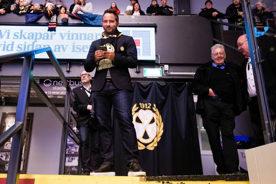 Brynäs klubbdirektör Michael Campese på läktaren