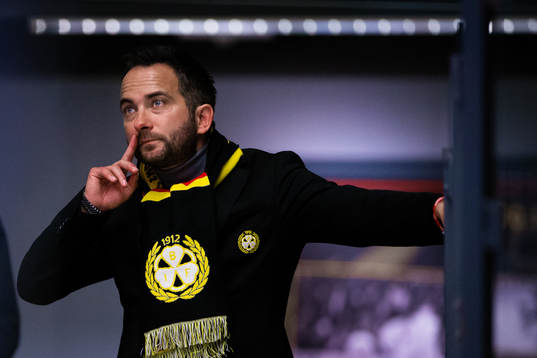 Brynäs klubbdirektör Michael Campese på läktaren