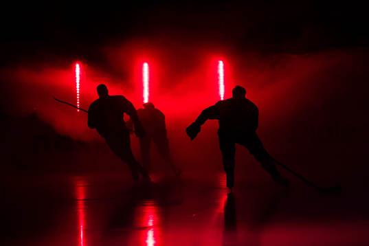 Siluetter av Brynäs Jacob Blomqvist (v) och Nicklas
