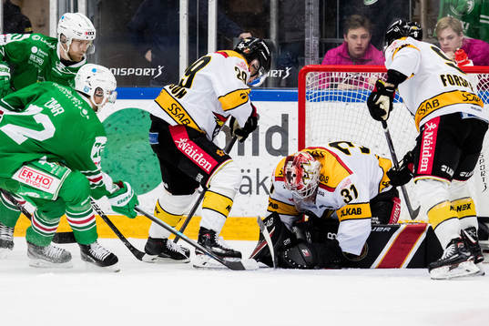 Luleås Erik Gustafsson, målvakt Niklas Rubin och Johan