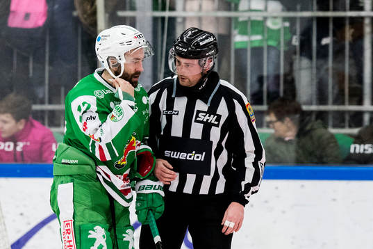Rögles Taylor Matson protesterar mot domslut