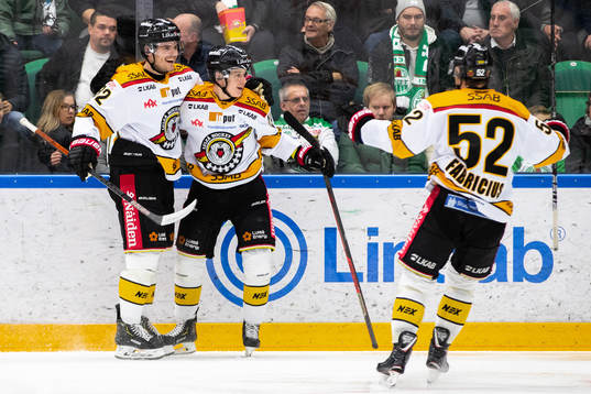 Luleås Nils Lundkvist jublar med lagkamrater
