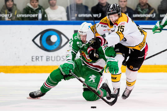Rögles Matt Carey och Luleås Carl Mattsson i duell