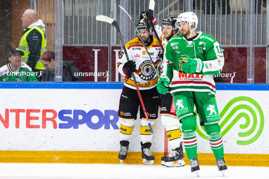 Luleås Niklas Olausson jublar medan Rögles Mattias
