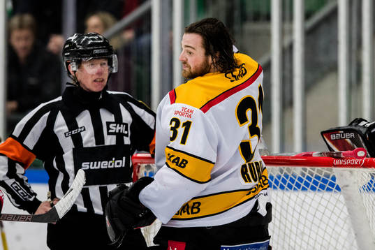 Luleås målvakt Niklas Rubin utan hjälm