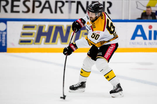 Luleås Daniel Sondell skjuter