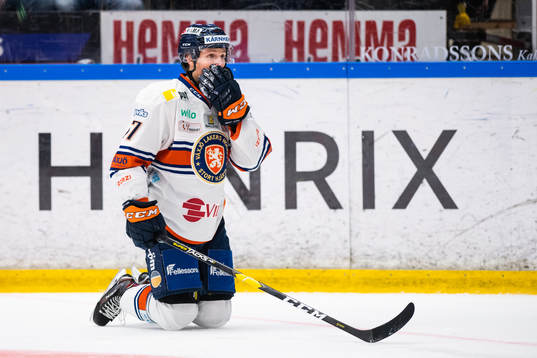 Växjös Jonas Röndbjerg tar sig mot munnen