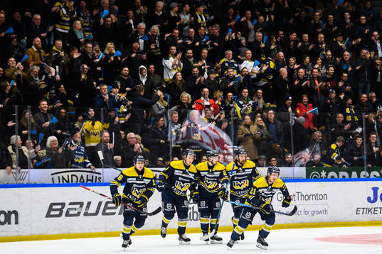 s Mattias Tedenby jublar med lagkamrater