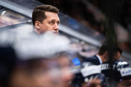 Växjös tränare Sam Hallam deppar