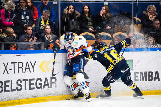 s Markus Ljungh i kamp om pucken