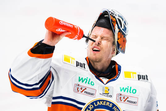 Växjös målvakt Viktor Fasth sprutar vatten i ansiktet