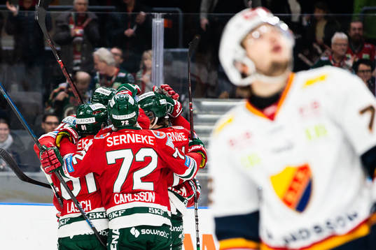 Frölunda Chay Genoway jublar med lagkamrater