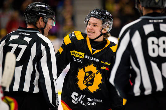 SkellefteåsTim Söderlund pratar med linjedomare Jan