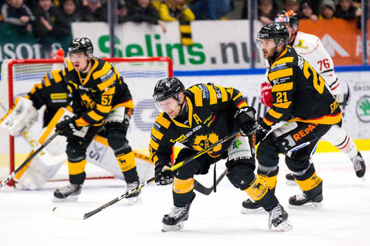 Skellefteås Oscar Möller grinar illa