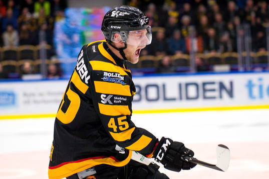 Skellefteås Oscar Möller grinar illa