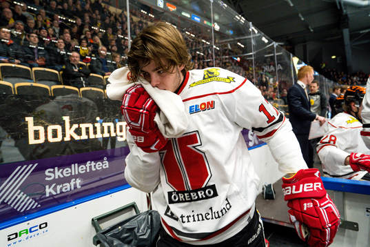 Örebros Viktor Lodin fick en klubba i ansiktet och fick