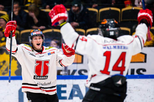 Örebros Patrik Virta och Tom Wandell jublar