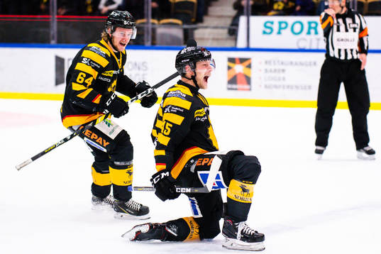 Skellefteås Oscar Möller och Jonathan Pudas jublar