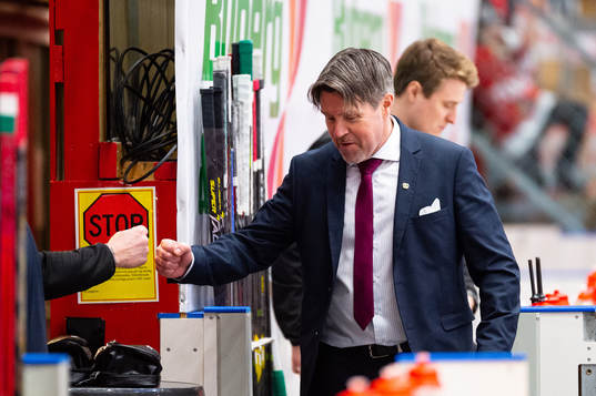Färjestads assisterande tränare Anders Karlsson jublar