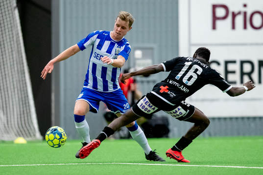 IFK Göteborgs Victor Wernersson mot Odds Joshua Kitolano