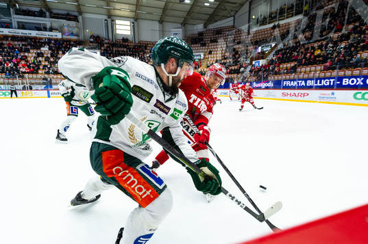 Färjestads Jesse Virtanen och Timrås Johannes Salmonsson