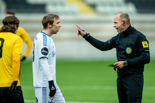 Sarpsborgs 08 Mikkel Agger varnas av domare Robert Daradic