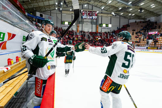 Färjestads Alexander Reichenberg och Linus Johansson jublar